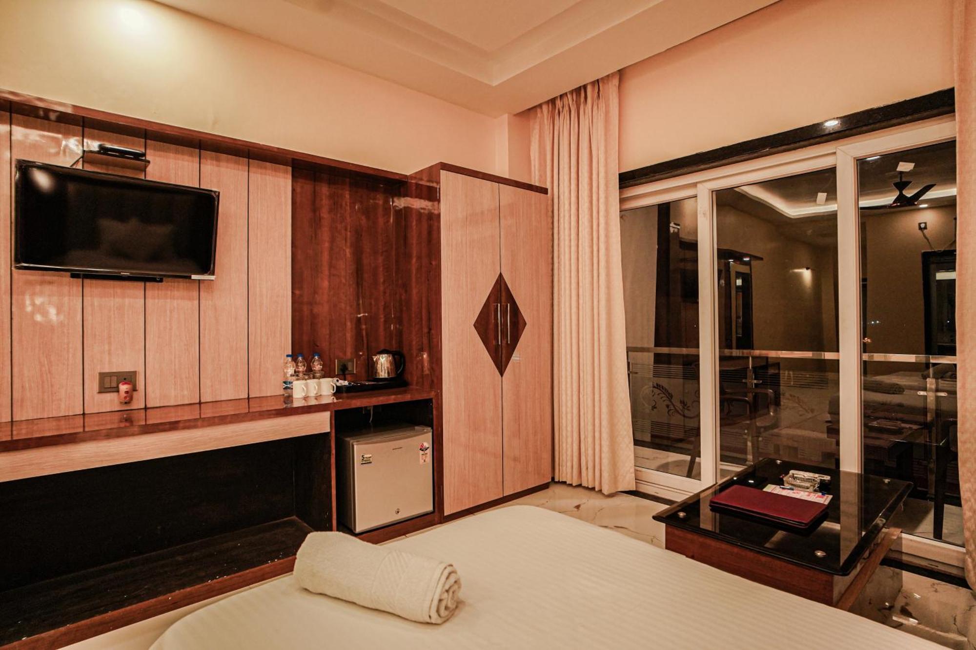 Prasant On Beach Resort !! Lift - Wifi -Restaurant-Parking Facilities-Newly Decorated Room !! Mandarmani Buitenkant foto