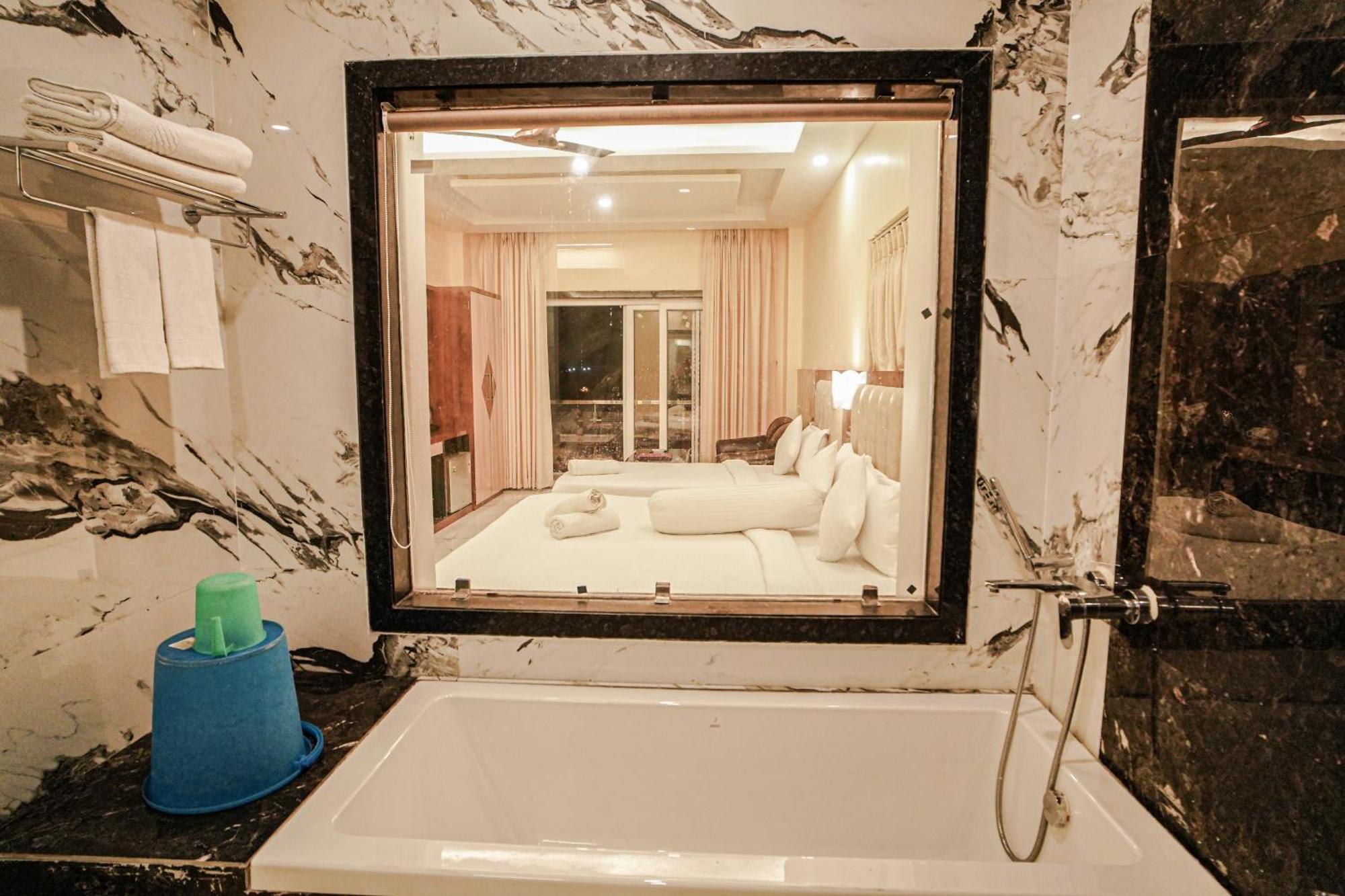 Prasant On Beach Resort !! Lift - Wifi -Restaurant-Parking Facilities-Newly Decorated Room !! Mandarmani Buitenkant foto