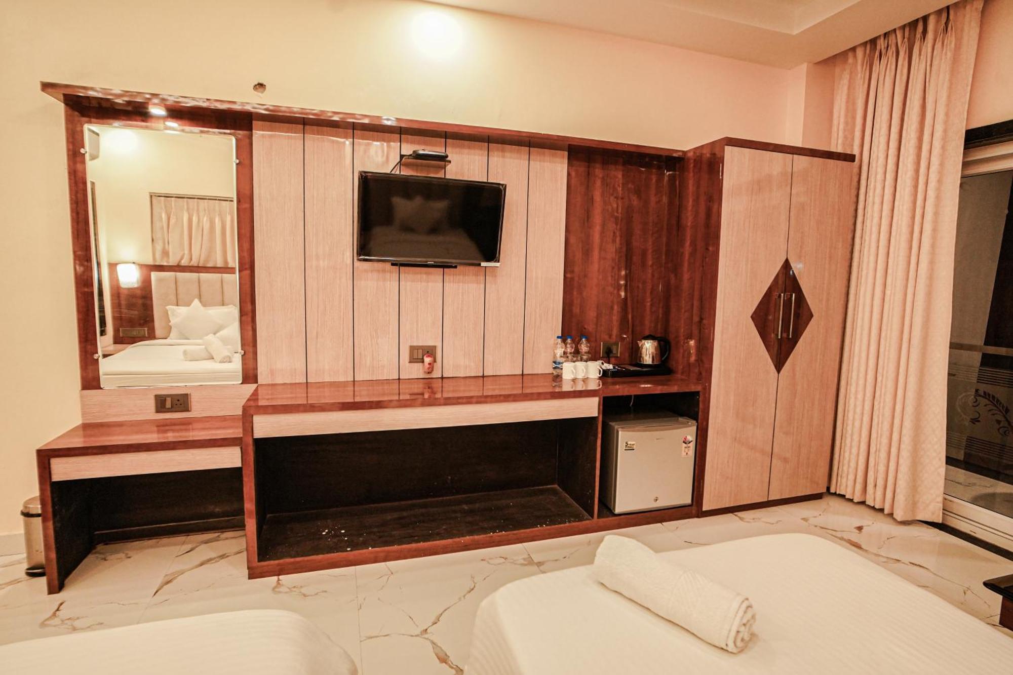 Prasant On Beach Resort !! Lift - Wifi -Restaurant-Parking Facilities-Newly Decorated Room !! Mandarmani Buitenkant foto