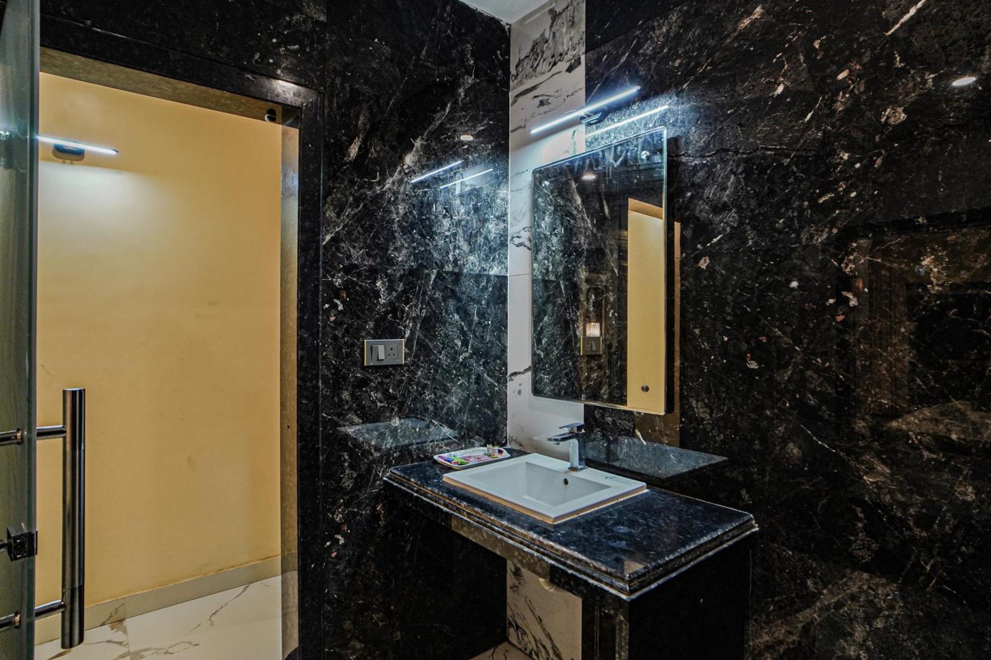 Prasant On Beach Resort !! Lift - Wifi -Restaurant-Parking Facilities-Newly Decorated Room !! Mandarmani Buitenkant foto