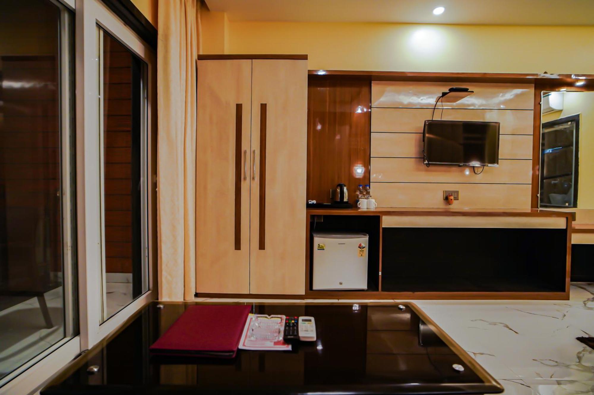 Prasant On Beach Resort !! Lift - Wifi -Restaurant-Parking Facilities-Newly Decorated Room !! Mandarmani Buitenkant foto